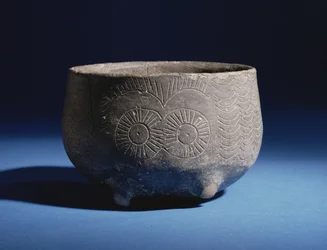 Huonekalut ja erilaiset esineet 1100- ja 1300-luvuilta