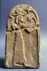 Stele, joka kuvaa elämänpuuta palvovaa jumaluutta, kanaanilaiskausi (1500-1200 eKr.) (kalkkikivi)