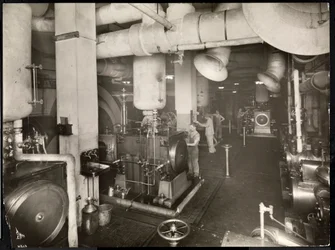 Hotelli McAlpinin pannuhuone, 1913 (hopeagelatiinipaino).
