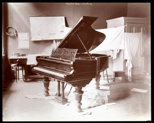 Hazelton Brothers Piano Co.:n piano University Placessa, New Yorkissa, 1898 (hopeagelatiiniprintti)