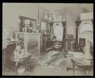 Olohuone näytelmäkirjailija Henry Martyn Blossomin kodissa osoitteessa 23 East 30th Street, New York, 1908 (hopeagelatiiniprintti)