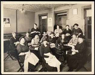 Naisten ompelupiiri osoitteessa 115 East 101st Street, East Harlem, New York, 1920 (hopeagelatiiniprintti)