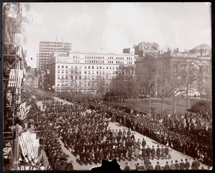 Ilmakuva miehistä, jotka marssivat republikaanien Gold Standard -paraatissa Broadwaylla City Hall Parkissa, New Yorkissa, 1898 (hopeagelatiiniprintti)