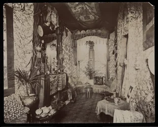Koristeellinen olohuone Blakely Hall -asunnossa osoitteessa 11 West 45th Street, New York, 1896-98 (hopeagelatiiniprintti)