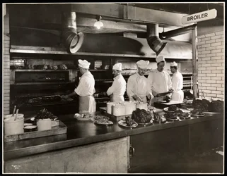 Kokkaa broilereilla Hotel Commodoren keittiössä, 1919 (hopeagelatiiniprintti)