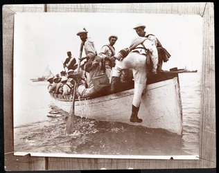 Kopiovalokuva aikaisemmasta valokuvasta Fishers Islandin laivaston suojelualueesta, jossa joukko merimiehiä soutuveneessä, 1898 (hopeagelatiiniprintti)