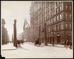 Dewey-paraatin koristeet Waldorf Astoria -hotellissa, 33rd Street ja 5th Avenue, New York, 1899 (hopeagelatiiniprintti)