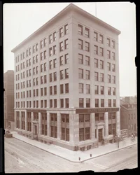 Ulkokuva Parke, Davis und Co. -rakennuksesta, Hudson und Vestry Streets, New York, 1910 (hopeagelatiiniprintti)