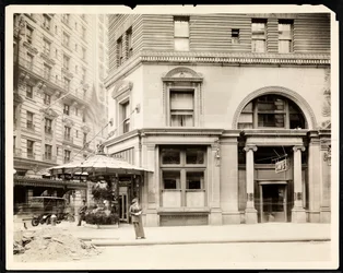 Kukkateline ja sisäänkäynti Hotel Imperial Cafeen Broadwaylla ja 32nd Streetillä, New Yorkissa, n. 1905 (hopeagelatiiniprintti)