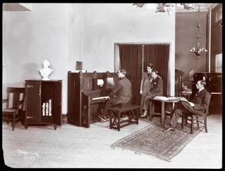 Neljä miestä, yksi soittaa H. Bruman Co. -soitinpianoa, 1907 (hopeagelatiiniprintti)