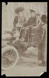 Hattie Williams istui kuljettajan kanssa yhdessä New Yorkin ensimmäisistä autoista, New York, 1890-1910 (hopeagelatiiniprintti)