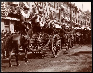 Hevosten vetämä tykistö paraatissa Dobbs Ferryllä, New Yorkissa, 1898 (hopeagelatiiniprintti)
