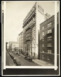 Hotel Harding osoitteessa 55th Street ja Broadway, New York, 1921 (hopeagelatiiniprintti)