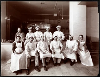 Keittiöhenkilökunta Hotel Manhattanissa, 1902 (hopeagelatiiniprintti)
