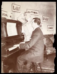 Kyrle Bellew ja ystävä pianon ääressä Bellew