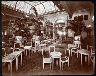 Lounge Plaza-hotellissa, n. 1907 (hopeagelatiiniprintti)