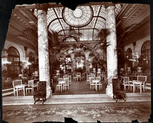 Lounge Plaza-hotellissa, n. 1907 (hopeagelatiiniprintti)