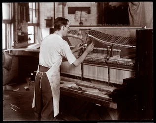 Mies työskentelee Hardman, Peck und Co:n pianotehtaalla, New York, 1907 (hopeagelatiiniprintti)