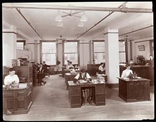 Miehet ja naiset avoimessa toimistossa Parkessa, Davis und Co.:ssa, kemistit, Hudson und Vestry Streets, New York, 1910 (hopeagelatiiniprintti)