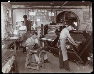 Miehet työskentelevät Hardman, Peck und Co:n pianotehtaassa, New York, 1907 (hopeagelatiiniprintti)