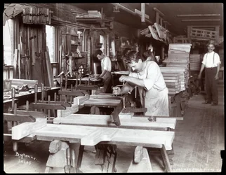 Miehet työskentelevät Hardman, Peck und Co:n pianotehtaassa, New York, 1907 (hopeagelatiiniprintti)