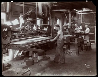 Miehet työskentelevät Hardman, Peck und Co:n pianotehtaassa, New York, 1907 (hopeagelatiiniprintti)