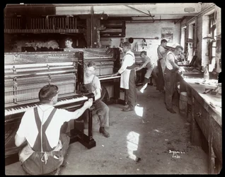 Miehet työskentelevät Hardman, Peck und Co:n pianotehtaassa, New York, 1907 (hopeagelatiiniprintti)