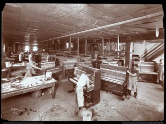 Työntekijöitä Harrington Piano Co:n tehtaassa, 1907