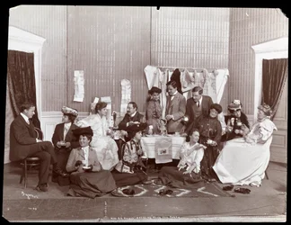 Rouva G.G. Haines, pukuhuoneen teekutsut, 1902 (hopeagelatiiniprintti)