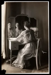 Muotokuva Jobyna Howlandista istumassa peilipöytänsä ääressä, 1908-9 (hopeagelatiiniprintti)