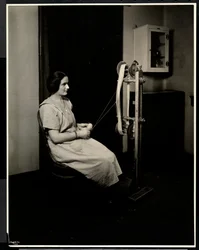 Muotokuva sokeasta, kuurosta ja mykästä nuoresta naisesta, joka kehräsi villaa New York Association for the Blindissa, 111 East 59th St., New York, 1923 (hopeagelatiiniprintti)