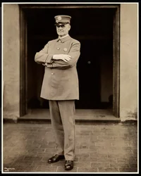 Hotel Commodoren korkeimman poliisin muotokuva, 1922 (hopeagelatiiniprintti)
