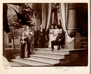 Presidentti Benjamin Harrison ja ryhmä, 1890 (hopeagelatiiniprintti)