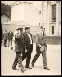 Presidentti William Howard Taft, Yalen yliopiston professori Arthur Twining Hadley ja toinen mies, 1900-20 (hopeagelatiiniprintti)