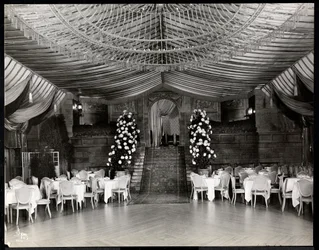 Ritz-Carlton-hotellin vastaanottohuone, 1915 tai 1916 (hopeagelatiinivedos).