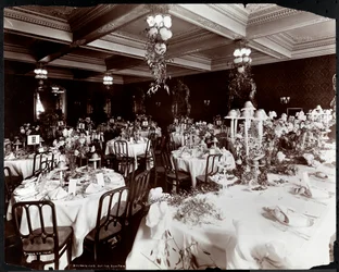 Pöydät katettu Electric Clubin juhlaan Hotel Delmonicossa, 1902 (hopea gelatiiniprintti)