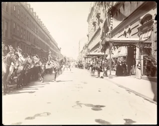 Kuvernöörin henkilökunta odottaa Li Hung Changin saapumista Waldorf Astoria -hotelliin New Yorkissa, 1896 (hopeagelatiiniprintti)