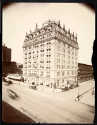 The Hotel Navarre, 7th Avenue ja 38th Street, New York, 1908 (hopeagelatiinipaino).