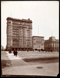 Hotel Savoy 59th Streetin ja 5th Avenuen kulmassa, näkymä Central Parkin sisäänkäynniltä, New York, 1898 (hopeagelatiinivedos).