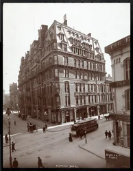 Hotel Victoria, Broadwayn ja 27th Streetin kaakkoiskulma, New York, 1900 tai 1901 (hopeagelatiiniprintti)