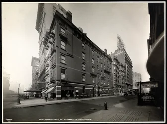 Hotel Woodward, Broadway ja 55th Street, New York, 1920 (hopeagelatiiniprintti)