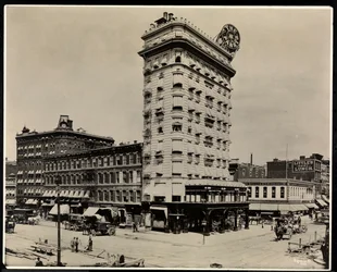 The Pabst Hotel, 42nd Street, Broadway ja 7th Avenue, New York, 1919 (hopeagelatiiniprintti)
