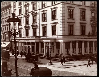 St. James Hotel, Broadwayn ja 26th tai 27th Streetin koilliskulmassa New Yorkissa, 1896 (hopeagelatiiniprintti)