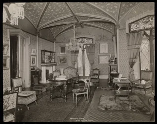 Helen Gouldin kartanon (myöh. Jay Gouldin asunto) salonki Tarrytownissa, New Yorkissa, 1893-94 (hopeagelatiinivedos).