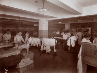 Hotelli McAlpinin pesutupa, 1913 (hopeagelatiiniprintti)