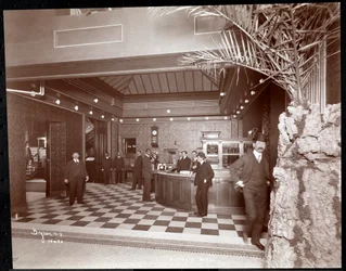 Victoria-hotellin aula ja rekisteröintipöytä, 1900 tai 1901 (hopeagelatiiniprintti)