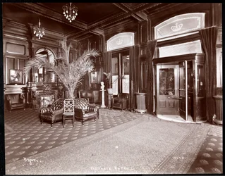 Hotel Victorian aula, 1901 tai 1902 (hopeagelatiiniprintti)