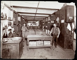 Hotel Manhattanin viinikellari, 1902 (hopeagelatiiniprintti)