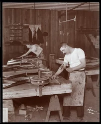 Kaksi miestä työskentelee Harrington Piano Co.:n tehtaalla, 1907 (hopeagelatiiniprintti)
