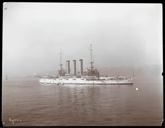 Näkymä sotilasaluksesta, oletettavasti Hudson-joella lähellä West Pointia Battenbergin prinssi Louisin vierailun yhteydessä, 1905 (hopeagelatiiniprintti)
